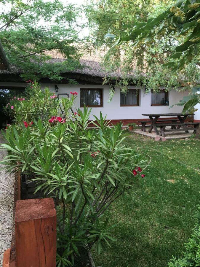 Balatonkenesei Nádfedeles Lovas Vendégház Exterior foto