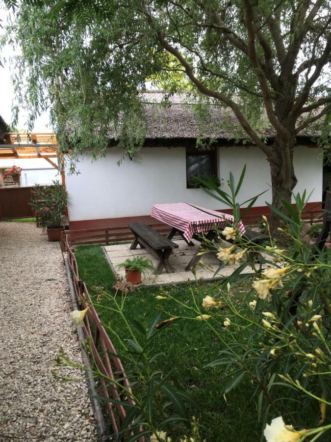 Balatonkenesei Nádfedeles Lovas Vendégház Exterior foto