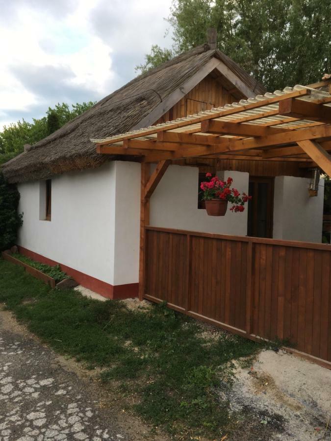 Balatonkenesei Nádfedeles Lovas Vendégház Exterior foto